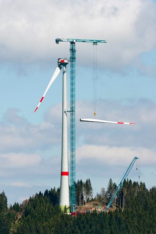 The Liebherr 1000 EC-B 125 Litronic tower crane erects an ENERCON wind turbine. With a hub height of 149 m and a blade diameter of 115 m, it is the largest turbine ever to be erected using this crane.